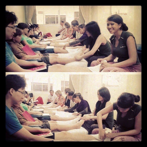 Wat Po Massage School foot reflexology class | Ummi Goes Where?