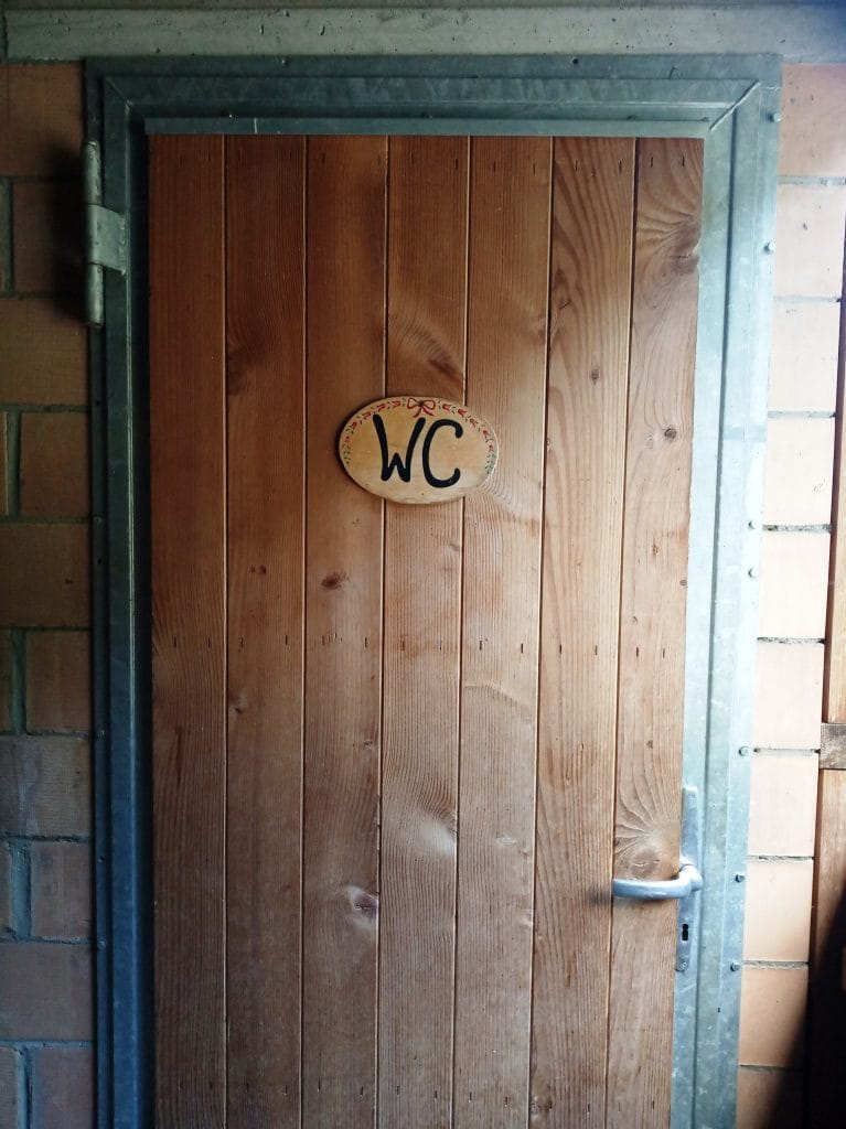 Schlafen im Stroh toilet